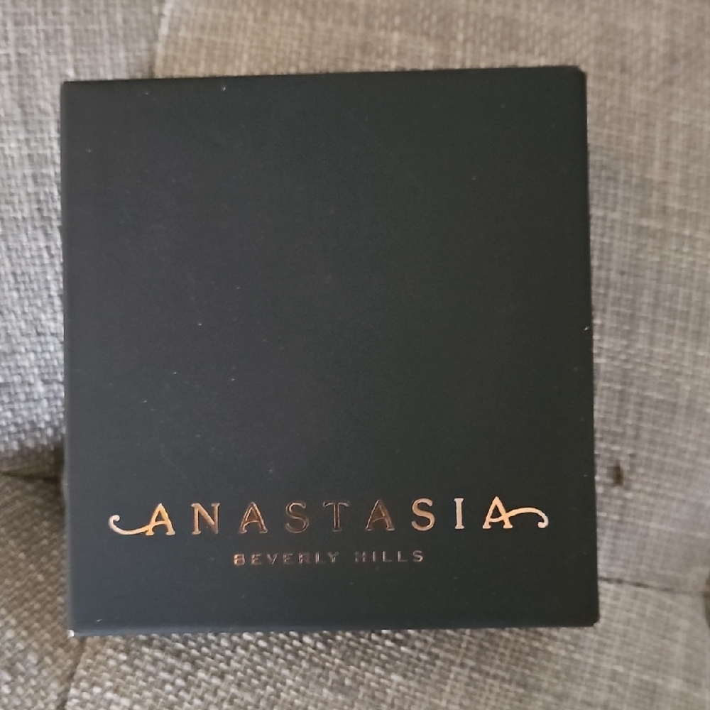 Anastasia Beverly Hills Black and Gold Compact